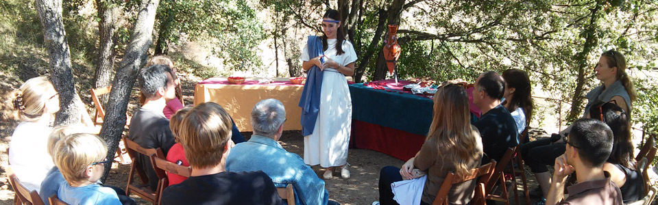 El taller "De vi, de roses i de Roma" celebrat a l'ombra de les alzines (Aula del bosc de Mons Observans)